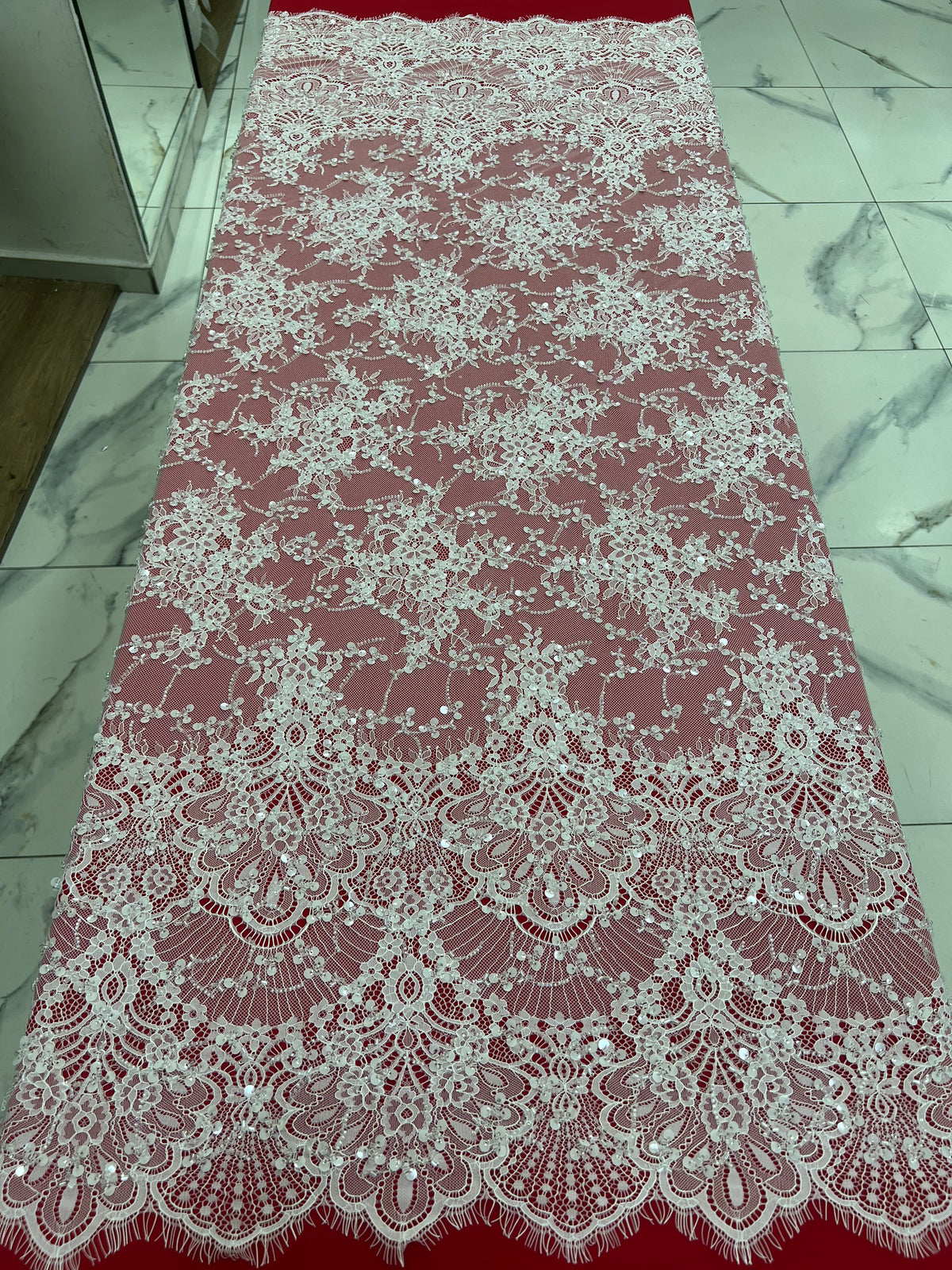 دانتيل فرنسي ليز مطرز أبيض بزخارف زهرية كلاسيكية وحافة فاخرة
