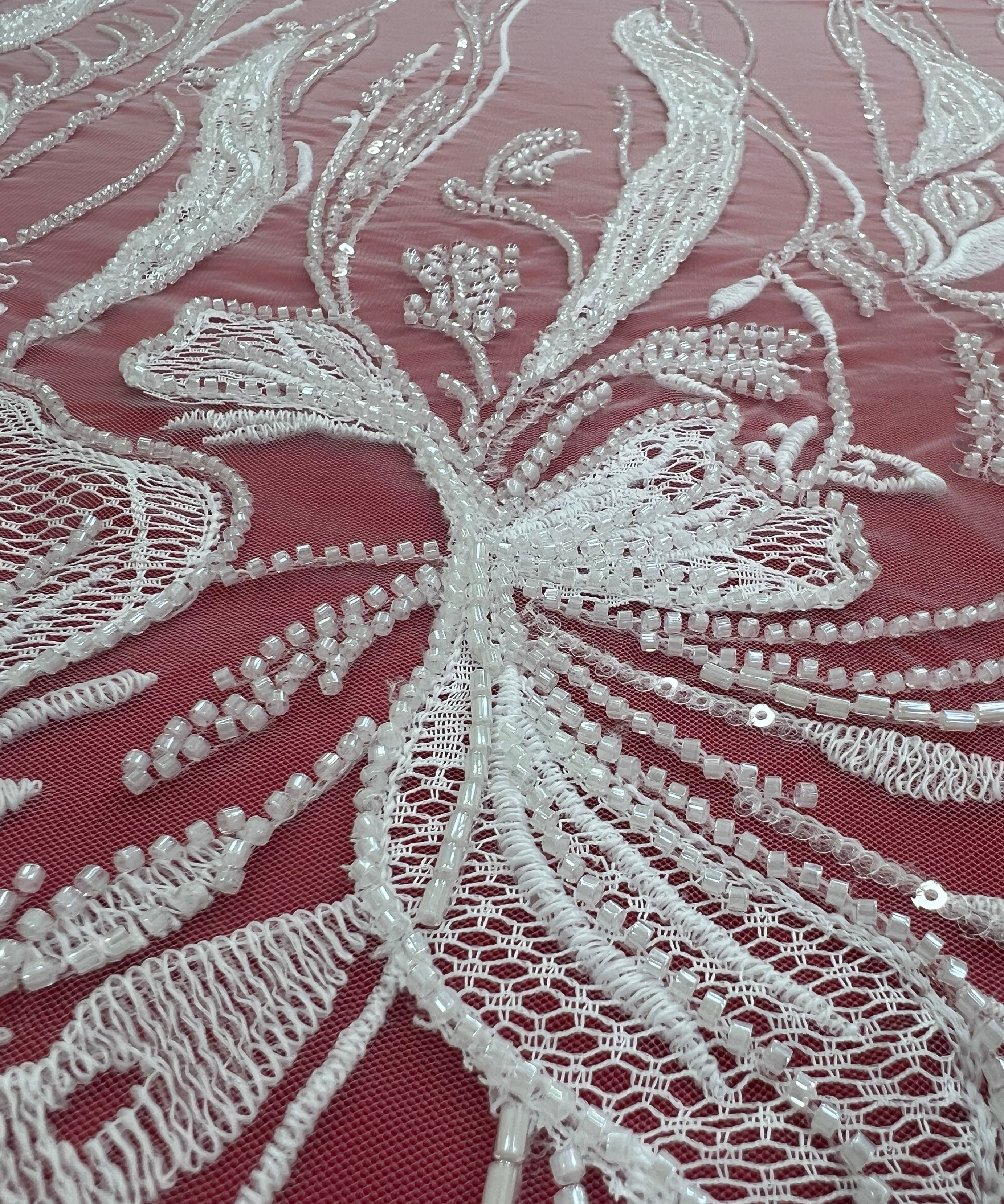 Çiçek ve yaprak işlemeli lüks tasarım dantel