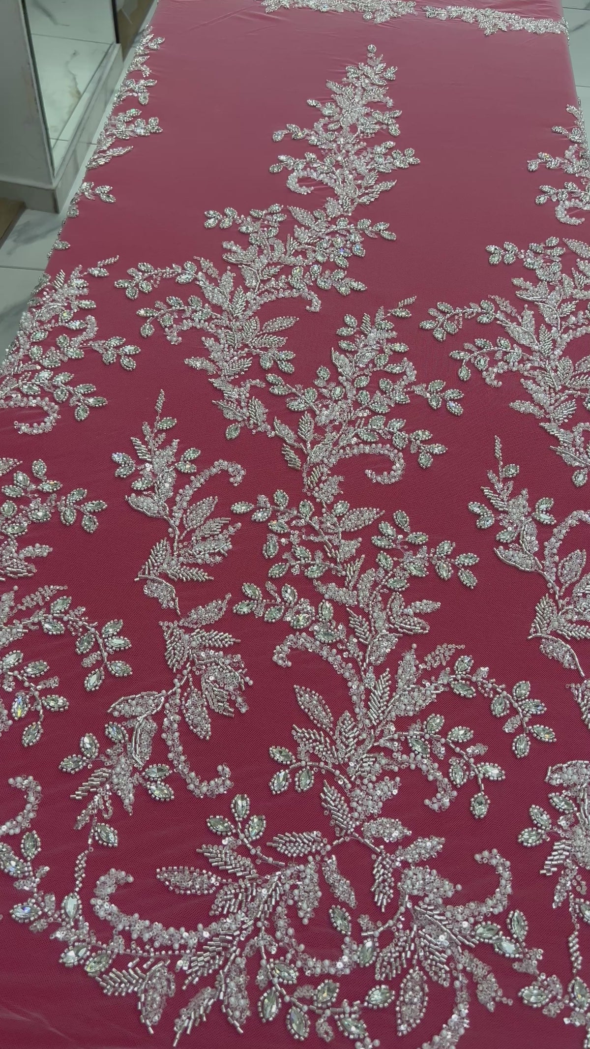 Nakışlı, dağınık çiçek motifli ve parlak taşlı dantel